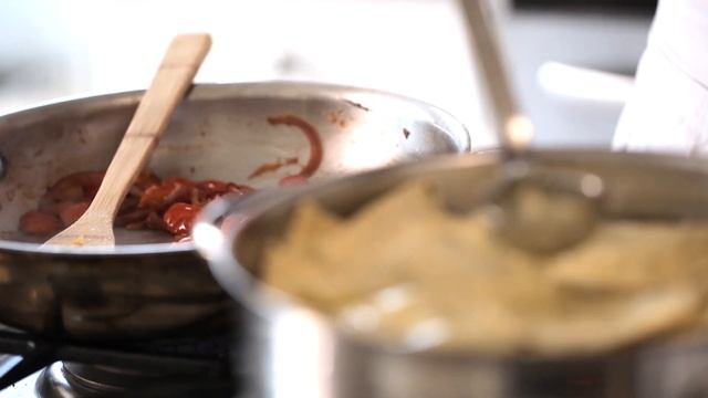 Beth's Spinach Ravioli with Caramelized Onions and Tomatoes | ENTERTAINING WITH BETH смотреть онлайн