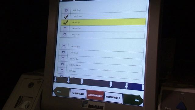 Usando El Dispositivo De Sorbo Y Soplo En El Dispositivo Para Marcar Papeletas (BMD)