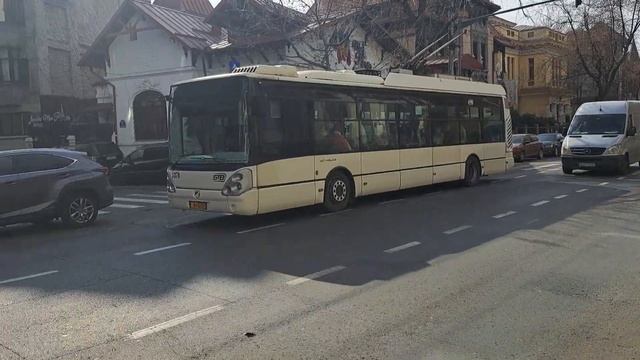 Troleibuzul Astra Irisbus Citelis Iveco 5379 tranzitând Bulevardul Dacia pe linia 86 смотреть онлайн
