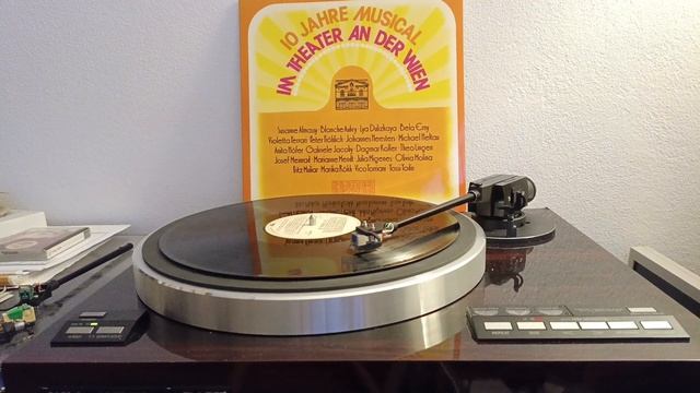 VICTOR (JVC) QL-66YF playing THEATER AN DER WIEN "10 Jahre Musical" | 1962 - 1972 | HQ | LP 1/2 | B смотреть онлайн