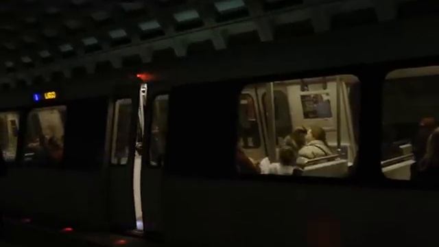 Washington, DC Metro at Pentagon City Station смотреть онлайн