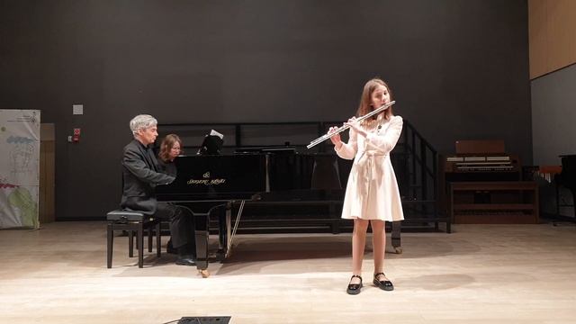 Агафонова Снежана (флейта) 11 лет. К.Ф.Э.Бах Соната g moll 1ч, Н.Римский-Корсаков "К Солнцу" смотреть онлайн
