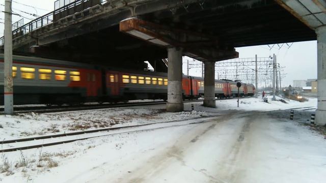 Прибытие Электропоезда ЭД9М-0111 на ст Площадь Ленина смотреть онлайн