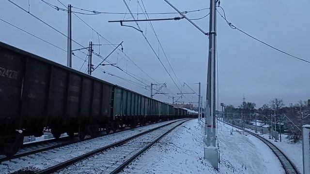 Тепловоз 2М62У-0063 с грузовым составом смотреть онлайн