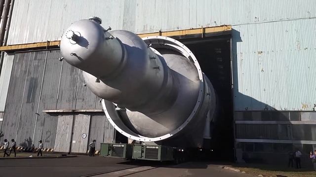 Отгрузка уникальной вакуумной колонны на Омский НПЗ 3 смотреть онлайн