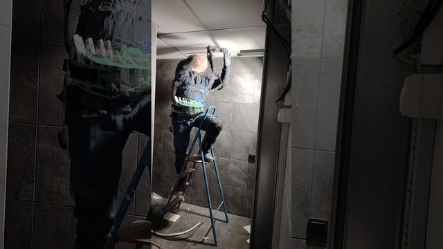 Монтаж потолочных светильников и вытяжек.mp4