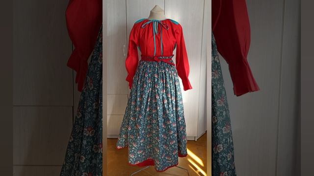 Русские народные сарафаны и рубахи.