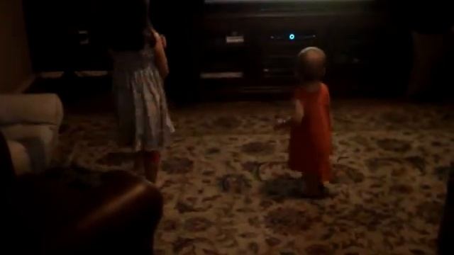 Camilla and Keegan dancing to the Wiggles смотреть онлайн