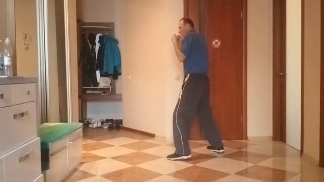 Левой в голову, защита шагом назад, левой—правой, защита подставкой правой ладони—левого плеча. смотреть онлайн