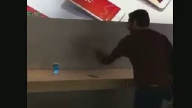 Посетитель магазина Apple начал разбивать АЙФОНЫ смотреть онлайн