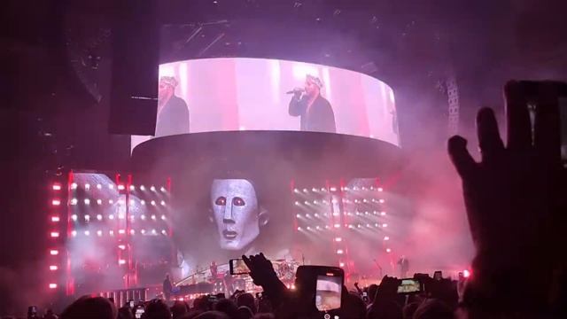 Queen with Adam Lambert - We will rock you. смотреть онлайн
