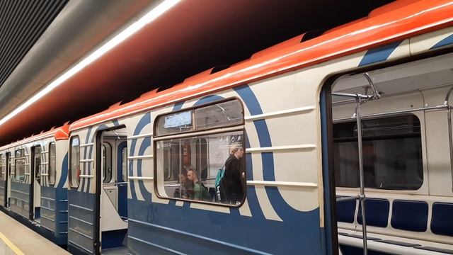 Электропоезд 81-717/714.5М "Номерной" на станции Текстильщики БКЛ смотреть онлайн