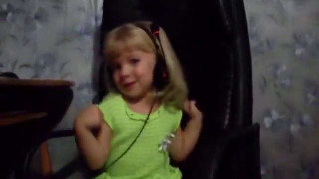 Поет 3-х летняя девочка! смотреть онлайн