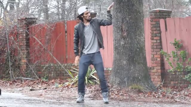 DUBSTEP танцор нарушает гравитацию