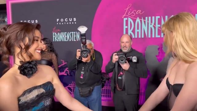 Liza Soberano and Kathryn Newton's Heartwarming Encounter at the Lisa Frankenstein Premiere смотреть онлайн