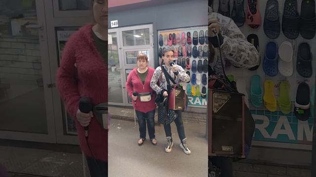 Харьков. Салтовка. 02.04.2022. Прекрасно поют Наташа и Саша. Песня И.Билык "Нас нет". смотреть онлайн