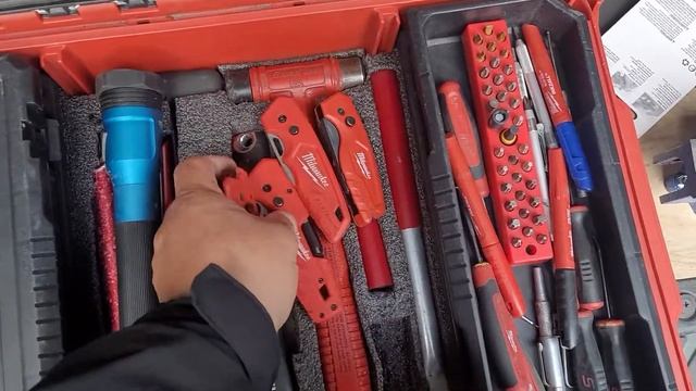 Milwaukee Compact Utility Knife смотреть онлайн