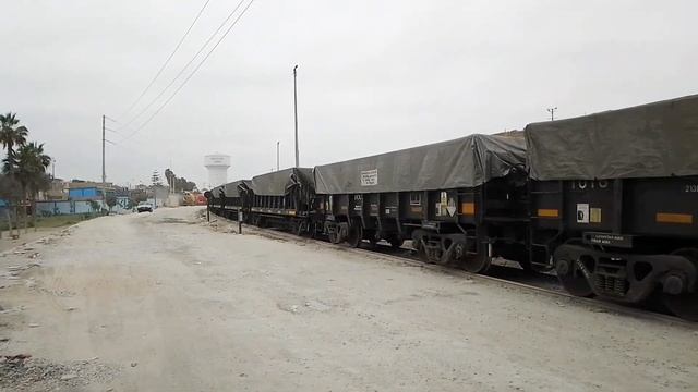 A westbound train headed by FCCA 1024 comes to the Av. Gambetta crossing (Callao). 2023 August 9th смотреть онлайн
