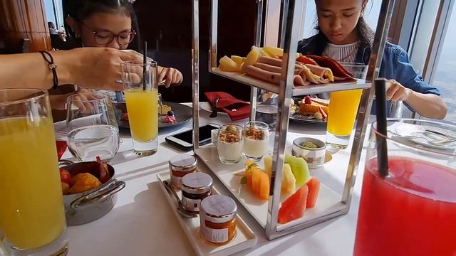 ATMOSPHERE BREAKFAST - [Burj Khalifa Vlog] смотреть онлайн