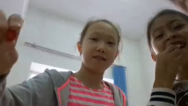 Снимаю видео с подругами и пробуем вкусняшки смотреть онлайн