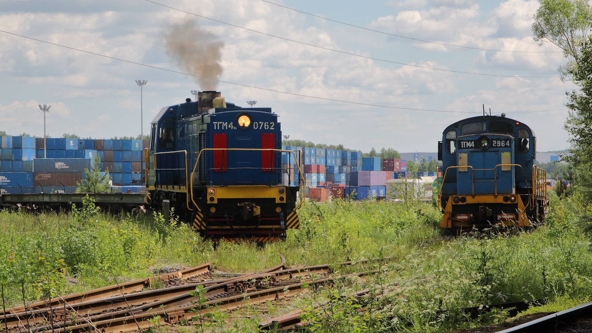 Маленькие труженики стальных магистралей. Тепловозы ТГМ4Л-2964 и ТГМ4Б-0762 выполняют маневры смотреть онлайн
