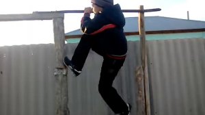 Паук на турнике
