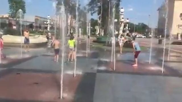 Купание в фонтане города Ирпень смотреть онлайн