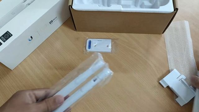UNBOXING - UBIQUITI Unifi UAP-AC-M Wireless AP AC Mesh
