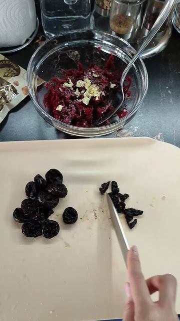 Простой и вкусный салат из свеклы, чернослива и грецких орехов ❤ #топ #рецепт #вкусно #салат #еда смотреть онлайн