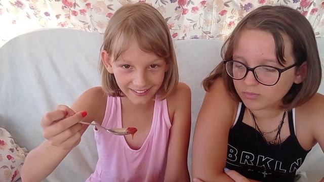 ЧЕЛЛЕНДЖ ЕДА ПО АЛФАВИТУ / ЧАСТЬ 1 / СЕСТРИЧКИ М & М смотреть онлайн