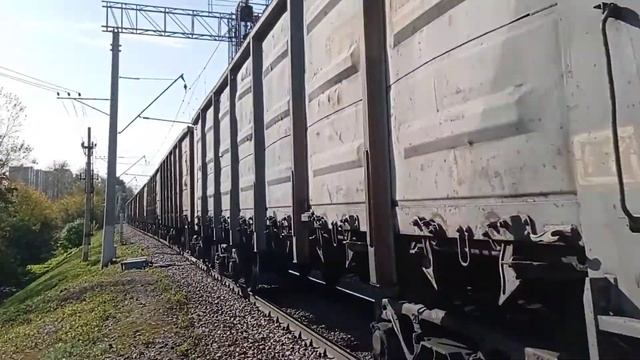 Электровоз ВЛ10-1901 с грузовым составом и приветливой локомотивной бригадой смотреть онлайн