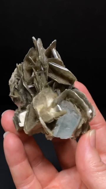 Aquamarine Crystal with Muscovite Mica смотреть онлайн