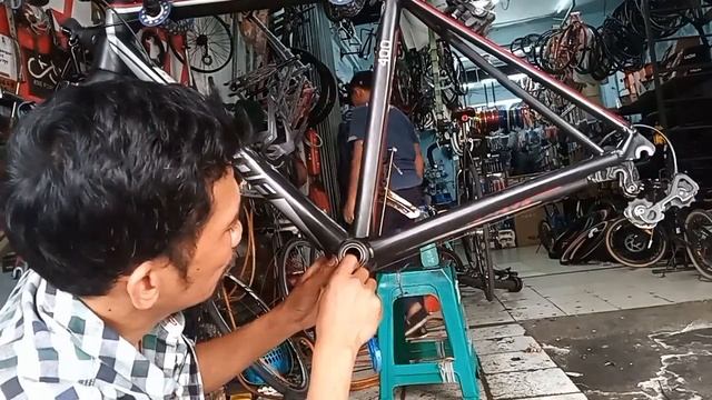 ROAD BIKE MERIDA SERVIS TOTAL (tutorial isi grase/paslin di bering lama) смотреть онлайн