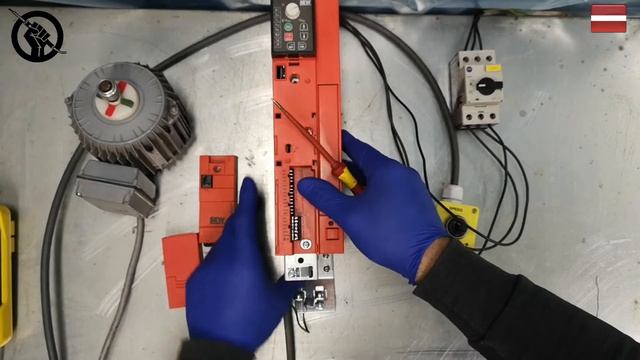 SEW Eurodrive MC07b Movitrac frequency inverter MC07B0040-5A3-00 (400VAc / 4kW) Basic function test смотреть онлайн