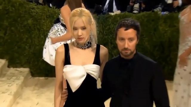 Rosé proving is that she doesn't hate men and being first female k-pop idol in Met Gala😲 смотреть онлайн