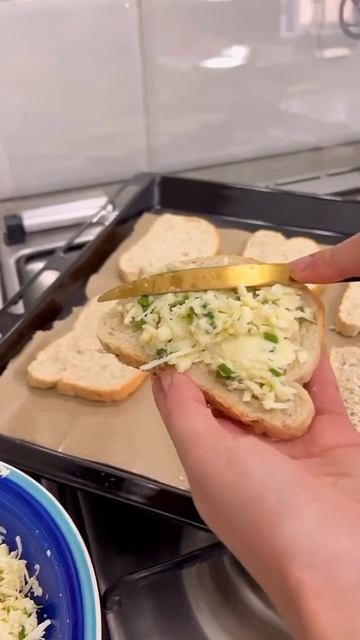 Горячие бутерброды с сыром 🥪 #рецепты #быстро #вкусно #легко #простойрецепт #shorts смотреть онлайн