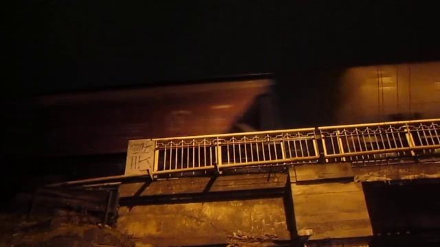 Тепловоз 2ТЭ10М-2717 с грузовым составом смотреть онлайн