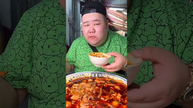 成都路邊攤的冒菜也太好吃了！胖哥花260要了一盆的爆辣毛肚，滿滿一大盆千層肚嘎嘎下飯【櫻木花胖】 смотреть онлайн