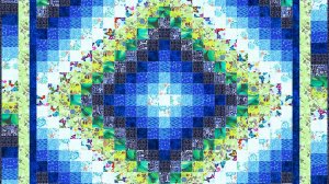 Продолжение ролика о сборке одеяла «Вокруг Света», дизайн «Петергоф».
Часть 2. ВТО и нарезка полос