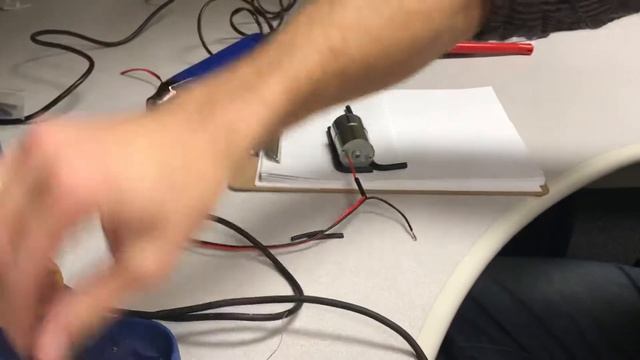 Soldering Leads on 12V DC Motors (18awg) and heat shrink смотреть онлайн