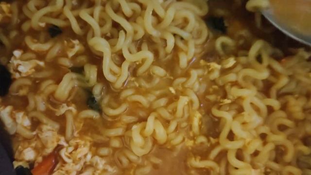 EATING OTTOGI JIN RAMEN | MUKBANG EDITION смотреть онлайн