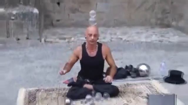 Уличный иллюзионист ломает все законы физики смотреть онлайн