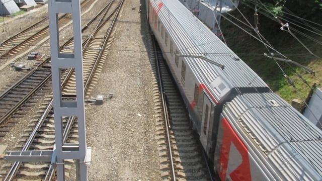 Электровоз эп20-028 с пассажирским поездом отправляется со станции Сочи смотреть онлайн