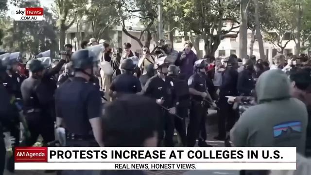 Chaos erupts as riot police clash with anti-Israel protesters at US university смотреть онлайн