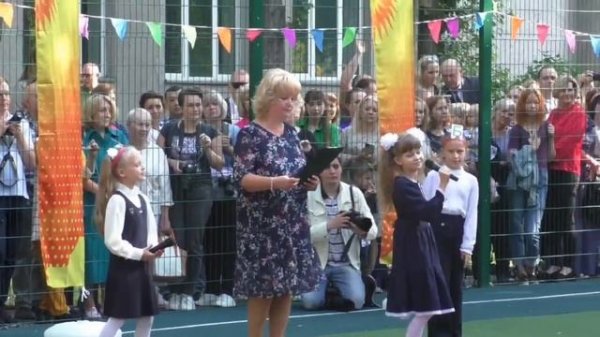 Песенка по кругу. Кристина Суворова. Выступление на школьной линейке 1.09.2023