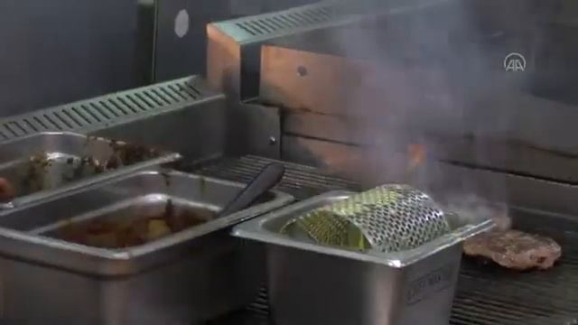 Kolumbija: Zlatni burger u ponudi restorana u Bogoti смотреть онлайн