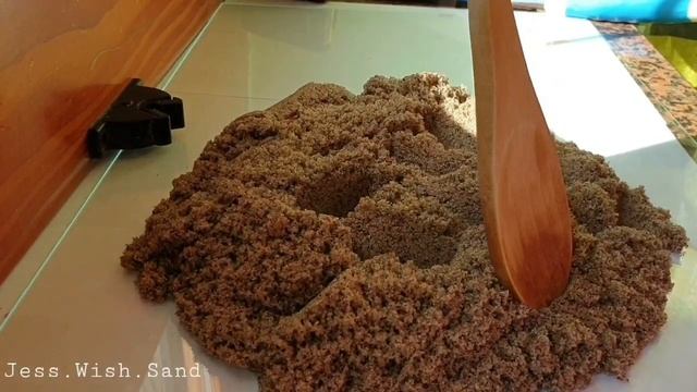 Super Crunchy Satisfying Video. Cutting Kinetic Sand With Wooden Spoon