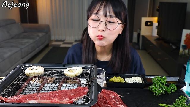 소고기에 소주 한잔🥩 혼술 먹방 GRILLED BEEF STEAK MUKBANG | ASMR EATING SOUNDS смотреть онлайн