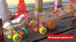 Играем в машинки ! Играем в разноцветные шарики ! Запускаем шарики по горке ! Видео для детей