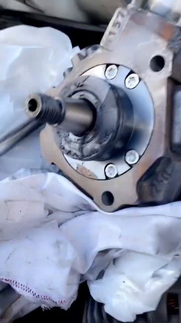 KIA SORENTO 2.5CRDI.DEMONTAŻ POMPY WTRYSKOWEJ. PRZYBYWANIE OLEJU